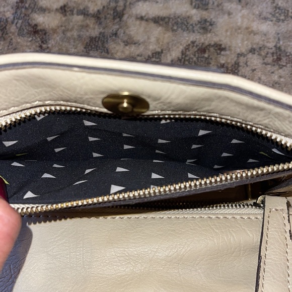 Street Level Cream and Antique Gold Leather Crossbody Bag - Picture 9 of 10